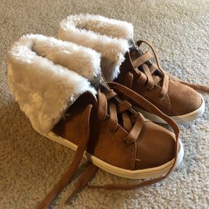 NWOT Girls fur boots